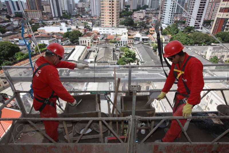 O Pará atingiu a geração de mais 5,5 mil empregos (foto) com carteira assinada no mês de setembro segundo dados do Cadastro Geral de Empregados e Desempregados do Ministério do Trabalho. Este é o melhor resultado desde setembro de 2013 quando foram gerados 7.317 postos de trabalho e é o dobro de postos que setembro de 2017. O resultado anima os investidores pois o Pará vai chegar até o final do ano com um Produto Interno Bruto (PIB) se aproximando da casa dos 3% enquanto o PIB nacional deverá ficar na casa do 1,5%, segundo o índice de Atividade Econômica do Banco Central (IBC-BR). O IBC-BR O IBC-Br é um indicador criado para tentar antecipar o resultado do Produto Interno Bruto (PIB) e ajudar a autoridade monetária na definição da taxa básica de juros (Selic).
FOTO: CRISTINO MARTINS / ARQUIVO AG. PARÁ
DATA: 28.12.2012
BELÉM - PARÁ <div class='credito_fotos'>Foto: Cristino Martins/Ag. Pará | <a href='/midias/2018/originais/37559c42-cc0d-4a7e-aadd-33cbedeb8495.jpg' download><i class='fa-solid fa-download'></i> Download</a></div>