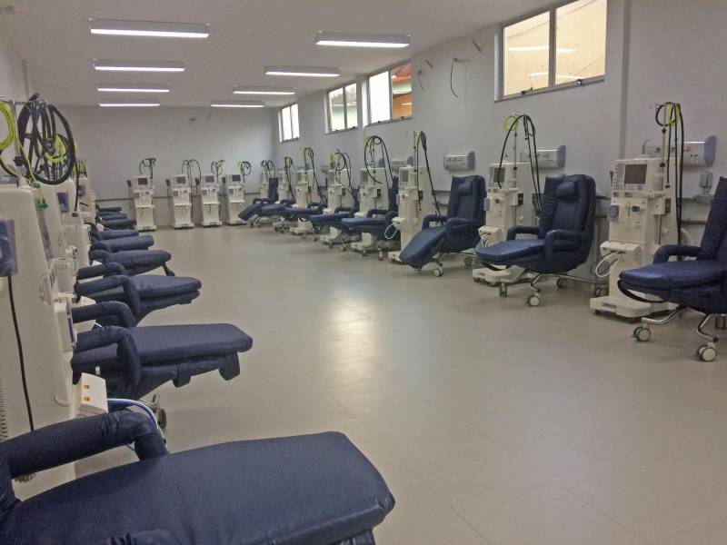 No próximo sábado, 8, o governador do Estado do Pará, Simão Jatene, inaugura o serviço de Hemodiálise do Hospital Regional do Sudeste do Pará - Dr. Geraldo Veloso (HRSP), em Marabá, no sudeste do estado. Com um investimento de mais de R$ 1,7 milhão, o setor possui 20 máquinas e poderá atender a 103 pacientes por mês, produzindo uma média mensal de 1.500 sessões. A entrega ampliará o atendimento a pacientes renais do Estado, junto com outras Unidades já em funcionando, como o Hospital Regional do Baixo Amazonas (HRBA), em Santarém, e o Hospital Regional Público da Transamazônica (HRPT), em Altamira – também, gerenciadas pela Pró-Saúde Associação de Assistência Social e Hospitalar. 

FOTO: ASCOM / HRBA 
DATA: 07.12.2018
MARABÁ - PARÁ <div class='credito_fotos'>Foto: Ascom HRBA   |   <a href='/midias/2018/originais/375ce59f-1aa8-4a75-9c42-29f62c216fd4.jpg' download><i class='fa-solid fa-download'></i> Download</a></div>