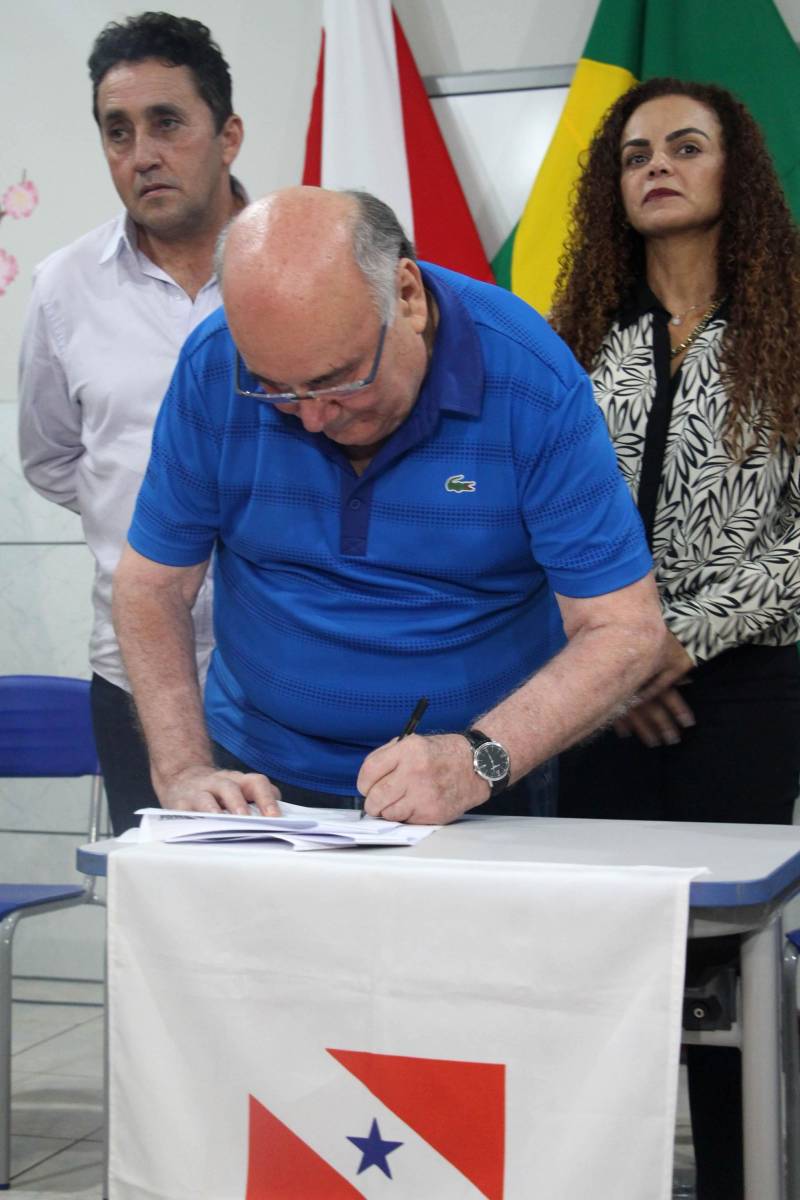 Em Canaã dos Carajás com a assinatura do convênio de Asfalto na Cidade, um aporte do Governo do Pará de R$6,5 milhões. A benfeitoria foi uma das demandas apresentadas pela prefeitura municipal na Secretaria de Municípios Sustentáveis e deve ser iniciada brevemente. Durante a cerimônia da assinatura do convênio, que contou com a presença do senador Flexa Ribeiro (foto), o presidente da Assembeia Legislativa do Estado do Pará (Alepa), Márcio Miranda.
FOTO: ANTONIO MACEDO / DIVULGAÇÃO
DATA: 11.05.2018
CANAÃ DOS CARAJÁS - PARÁ <div class='credito_fotos'>Foto: ANTONIO MACEDO / DIVULGAÇÃO | <a href='/midias/2018/originais/375dc4be-d642-4aee-a777-ae1de5b6774b.jpg' download><i class='fa-solid fa-download'></i> Download</a></div>