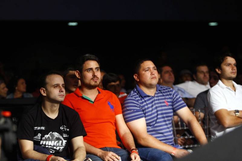 O mundo do MMA conheceu neste sábado os novos guerreiros paraenses. Dos 34 lutadores que entraram no octógono do Jungle Fight 93, 31 representaram o estado. Destaque para Ivanildo Monstrinho e Francisco Figueiredo, que conquistaram os cinturões interinos das categorias 57kg e 61kg, respectivamente, diante do público que lotou o Centro de Convenções da Amazônia – Hangar, com apoio da Secretaria de Estado de Esporte e Lazer.
FOTO: THIAGO GOMES / AG. PARÁ
DATA: 28.04.2018
BELÉM - PARÁ <div class='credito_fotos'>Foto: Thiago Gomes /Ag. Pará | <a href='/midias/2018/originais/3778334a-46a5-4ca3-98b5-81df8be75763.jpg' download><i class='fa-solid fa-download'></i> Download</a></div>