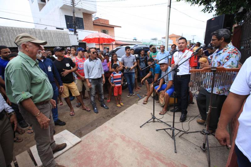 O produtor rural Nilson Corrêa da Silva, 23 anos, mora na comunidade Santo Ezequiel Moreno e produz alimentos em 700 hectares de terra na agrovila Acutipereira, no município de Portel, no arquipélago do Marajó. Mesmo morando e produzindo alimentos na comunidade, ele não possuía título de propriedade de terra. Para beneficiar produtores como Nilson, o governador Simão Jatene entregou, na manhã desta sexta-feira (23), títulos coletivos que beneficiaram mais de mil famílias. Os títulos também beneficiaram comunidades remanescentes de quilombos e povos tradicionais do município marajoara. O Pará foi o Estado que mais titulou áreas em prol dos remanescentes de quilombos no Brasil. Das 170 comunidades tituladas no país, 62 estão no Pará, sendo que destas 53 foram tituladas pelo Instituto de Terras do Pará (Iterpa).

FOTO: MÁCIO FERREIRA / AG. PARÁ
DATA: 23.03.2018
PORTEL - PARÁ <div class='credito_fotos'>Foto: MÁCIO FERREIRA/ AG. PARÁ   |   <a href='/midias/2018/originais/378034fe-3e9b-426a-a8b3-2c0b8bcb7c51.jpg' download><i class='fa-solid fa-download'></i> Download</a></div>
