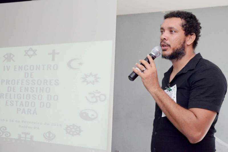 A elaboração de um currículo de Ensino Religioso para as escolas estaduais e municipais do Estado, em sintonia com a Base Nacional Comum Curricular (BNCC), começou a ser discutida nesta quinta-feira (15), em Belém, por educadores de instituições federais, estaduais e municipais de ensino, e por estudantes do Pará, Amazonas, Amapá, Acre, São Paulo e Minas Gerais, durante o IV Encontro de Professores de Ensino Religioso do Pará, na Universidade Federal do Pará (UFPA).Ao final do evento, nesta sexta-feira (16), a proposta de currículo será encaminhada à Secretaria de Estado de Educação (Seduc) objetivando inclusão ao projeto de currículo estadual do Ensino Fundamental, conforme cronograma de implantação da BNCC, ao final de 2019. Na foto, o presidente da Associação dos Cientistas da Religião do Pará (Acrepa), Anderson Costa.
FOTO: ELISEU DIAS / ASCOM SEDUC
DATA: 16.02.2018
BELÉM - PARÁ <div class='credito_fotos'>Foto: Eliseu Dias / Ascom Seduc | <a href='/midias/2018/originais/37843820-32f5-477b-964f-b7b63ab7a9d5.jpg' download><i class='fa-solid fa-download'></i> Download</a></div>