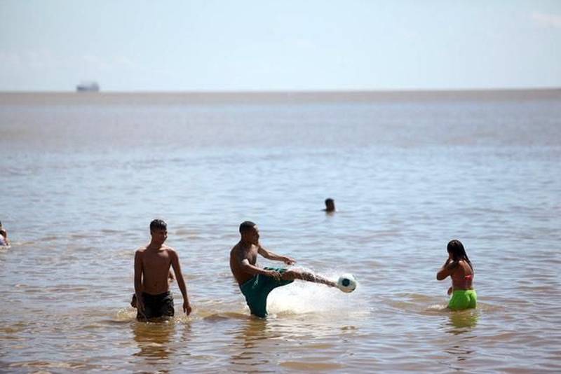 O segundo final de semana das férias escolares foi marcado pela tranquilidade no distrito de Mosqueiro (foto). Uma das 86 localidades do Estado que recebe atenção especial durante a Operação Verão 2018. As ações começaram na sexta-feira (29) e vão até o dia 31 de julho, com a participação de mais de 8 mil agentes de segurança pública. Uma das novidades deste ano é o funcionamento dos Centros de Comando Integrado, com a participação de órgãos estaduais e municipais, sob a coordenação da Secretaria de Estado de Segurança Pública e Defesa Social ( Segup). O espaço é identificado com placas em quatro idiomas para auxiliar as pessoas em casos de furtos ou acidentes.
FOTO: MARCELO LELIS / AG. PARÁ
DATA: 08.07.2018
MOSQUEIRO - PARÁ <div class='credito_fotos'>Foto: Marcelo Lelis / Ag. Pará | <a href='/midias/2018/originais/3786b73d-772c-422d-a5c9-615eaaf834d6.jpg' download><i class='fa-solid fa-download'></i> Download</a></div>