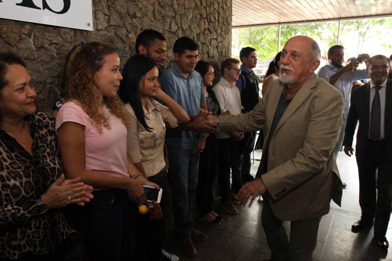 Restaurante self service, rampa de acesso, nova fachada, câmeras de vigilância e elevadores elétricos. O prédio-sede da Secretaria Estadual de Meio Ambiente e Sustentabilidade (Semas), em Belém, continua no mesmo lugar, mas parece novo. Após um processo de reforma, o prédio foi entregue aos servidores nesta sexta-feira, 16, pelo governador Simão Jatene (foto).
FOTO: CRISTINO MARTINS / AG. PARÁ
DATA: 16.03.2018
BELÉM - PARÁ <div class='credito_fotos'>Foto: Cristino Martins/Ag. Pará | <a href='/midias/2018/originais/378c15df-e5f1-4073-904d-391ac9138abf.jpg' download><i class='fa-solid fa-download'></i> Download</a></div>