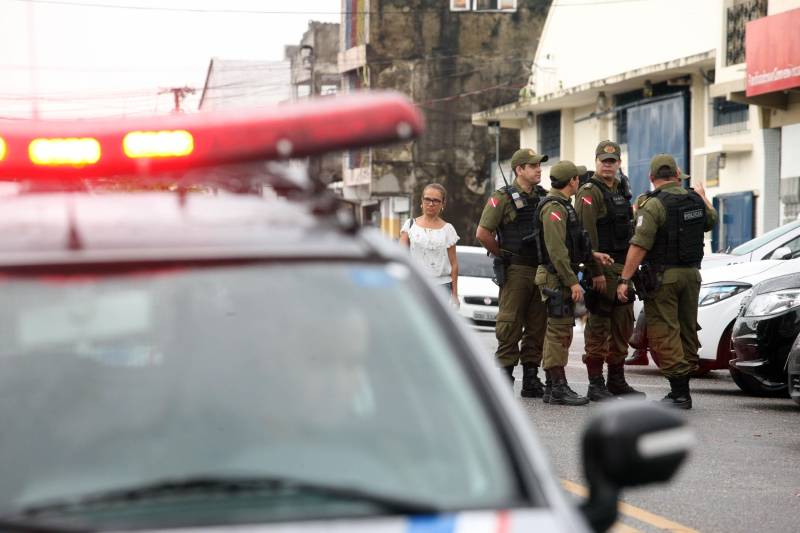 Durante todo o dia a Polícia Militar do Pará tem aumentado o número de operações que realiza em Belém e região metropolitana. Nesta quinta-feira (3), o 2º Batalhão da PM percorreu os bairros de Canudos, Terra Firme, Cidade Velha, Jurunas e Sacramenta realizando diversas operações, entre elas a “Polícia no Meu Bairro”, que previne a criminalidade no centro comercial de Belém e nos grandes corredores da capital, e a “Saturação”, que visa reprimir os crimes de tráfico de drogas, roubo e furto. Mais de 20 policiais trabalham para percorrer trechos onde a mancha criminal é alta nessas localidades, objetivando, principalmente, inibir os crimes. “Depois da ordem do Governador do Estado em trazer policiais da atividade meio para a atividade fim, ou seja, diminuir o número de PMs na atividade administrativa, aumentamos o nosso contingente, dando mais ostensividade ao trabalho. Hoje estamos nas ruas com 20 viaturas, o dobro do que tínhamos antes, tudo para diminuir os índices de violência e dar mais segurança ao cidadão”, explicou o tenente coronel Luiz Otávio Raiol, comandante do 2º Batalhão de Polícia Militar.
FOTO: MARCELO LELIS / AG. PARÁ
DATA: 03.05.2018
BELÉM - PARÁ <div class='credito_fotos'>Foto: Marcelo Lelis / Ag. Pará | <a href='/midias/2018/originais/3790fafd-8a60-44fc-96bb-96f3f2c1ae18.jpg' download><i class='fa-solid fa-download'></i> Download</a></div>