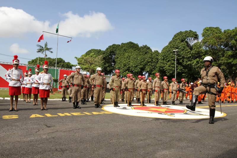 O Corpo de Bombeiros Militar do Pará completou nesta sexta-feira, 23, seu 136º aniversário. Uma solenidade no Quartel General da corporação, em Belém, marcou a data. A cerimônia contou com a presença do governador do Estado, Simão Jatene.

FOTO: CRISTINO MARTINS / AG. PARÁ
DATA: 23.11.2018
BELÉM - PARÁ <div class='credito_fotos'>Foto: Cristino Martins/Ag. Pará   |   <a href='/midias/2018/originais/379aa882-c94a-43d7-af37-7c6807aeafaa.jpg' download><i class='fa-solid fa-download'></i> Download</a></div>