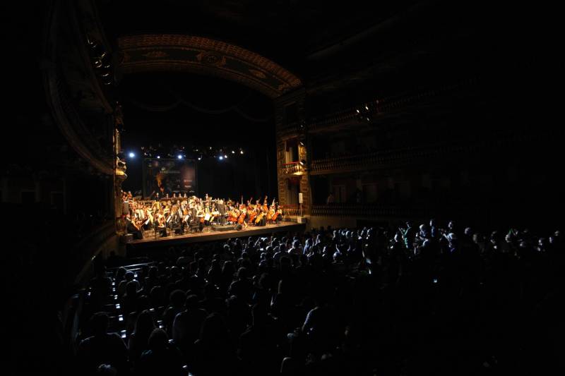 O primeiro dia de apresentações para o público do XXXI Festival Internacional de Música do Pará (Fimupa) encerrou de forma triunfal e da maneira que melhor traduz o festival: com a apresentação da Orquestra Acadêmica desta edição, formada por musicistas paraenses, instrumentistas de diversos países, acadêmicos do curso de graduação em música da Universidade Estadual do Pará e crianças, que iniciaram há pouco tempo os estudos de música no Instituto Estadual Carlos Gomes. Com a mistura do popular com o erudito, o compositor e maestro carioca Tim Rescala levou ao palco a suíte orquestral “Velho Chico”, trilha sonora da novela da Rede Globo, de sua autoria.
FOTO: MARCELO LELIS / AG. PARÁ
DATA: 03.05.2018
BELÉM - PARÁ <div class='credito_fotos'>Foto: Marcelo Lelis / Ag. Pará | <a href='/midias/2018/originais/37a1c3d7-0d60-4cdf-b457-efd40277bdc3.jpg' download><i class='fa-solid fa-download'></i> Download</a></div>
