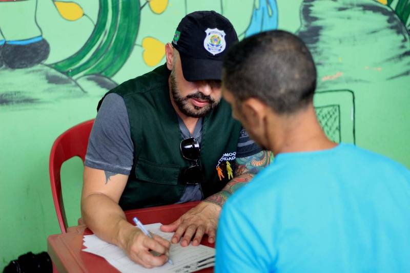 O Departamento Penitenciário Nacional (Depen), órgão vinculado ao Ministério da Justiça e Segurança Pública, realizou um mutirão do projeto Identidade Cidadã, nos dias 19 e 20 de dezembro, no Presídio Estadual Metropolitano (PEM) III. A ação teve como objetivo emitir a segunda via de certidões de nascimento ou de casamento para pessoas privadas de liberdade. O projeto é uma parceria do Depen com a Associação de Notários e Registradores do Brasil (Anoreg) e a Superintendência do Sistema Penitenciário do Pará (Susipe). A partir de um levantamento feito pelos assistentes sociais do PEM III, foi constatada a necessidade de emitir a segunda via da certidão de nascimento para 154 internos.

FOTO: VELOSO JÚNIOR / ASCOM SUSIPE
DATA: 20.12.2018
SANTA IZABEL - PARÁ <div class='credito_fotos'>Foto: Veloso Junior / Ascom Susipe   |   <a href='/midias/2018/originais/37a51b83-90d9-41ff-a5de-cce80a890f9c.jpg' download><i class='fa-solid fa-download'></i> Download</a></div>