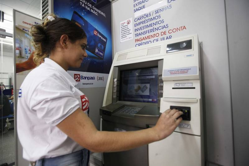 O Governo do Estado inicia o pagamento dos salários (foto) de maio dos funcionários públicos estaduais, da administração direta e indireta, na próxima sexta-feira (25). Os primeiros a receber, de acordo com o cronograma da Secretaria de Estado de Administração (Sead), são os inativos civis e militares, pensionistas civis e militares e pensionistas especiais da Sead. O cronograma encerra no dia 30, com os servidores da Secretaria de Estado de Educação (Seduc) da capital e do interior.
FOTO: RODOLFO OLIVEIRA / AG. PARÁ
DATA: 14.02.2017
BELÉM - PARÁ <div class='credito_fotos'>Foto: Rodolfo Oliveira/Ag. Pará | <a href='/midias/2018/originais/37bb6978-a122-46f2-92ea-fc100fd07328.jpg' download><i class='fa-solid fa-download'></i> Download</a></div>