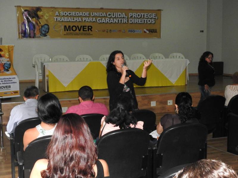 O município de Castanhal, na Região Metropolitana de Belém (RMB), recebeu nesta terça-feira (20) o Movimento pela Valorização do Estatuto da Criança e do Adolescente (Mover), que promove uma capacitação destinada a elaborar com órgãos do Executivo, Legislativo e Judiciário, além de representantes da sociedade civil, conselheiros tutelares e demais membros da rede de garantia de direitos da criança e adolescentes, ações e estratégias para o fortalecimento dos direitos de menores de 18 anos. O encontro será realizado até a próxima quinta-feira (22), das 09 às 17 h, no auditório da URE 8 (Unidade Regional de Educação). Na foto, Adriana Fernandes, assessora técnica da Secretaria Extraordinária de Estado de Integração de Políticas Sociais.
FOTO: CARLOS SODRÉ / AG. PARÁ
DATA: 19.02.2018
CASTANHAL - PARÁ <div class='credito_fotos'>Foto: CARLOS SODRÉ / AG. PARÁ | <a href='/midias/2018/originais/37bcb40f-4ca1-474c-a24d-02ed94b2be55.jpg' download><i class='fa-solid fa-download'></i> Download</a></div>