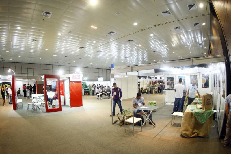 Autoridades, cientistas, empresários e produtores rurais participaram, na noite desta segunda-feira (12), no Hangar Convenções e Feiras da Amazônia, da abertura do XVII Congresso Brasileiro de Mandioca e do II Congresso Latino-Americano e Caribenho de Mandioca, os dois mais importantes eventos voltados à mandiocultura no Brasil e no continente, que ocorrem pela primeira vez no Pará.
FOTO: THIAGO GOMES / AG. PARÁ
DATA: 12.03.2018
BELÉM - PARÁ <div class='credito_fotos'>Foto: Thiago Gomes /Ag. Pará | <a href='/midias/2018/originais/37c0acc8-aa98-440c-8363-4a75c4609bfe.jpg' download><i class='fa-solid fa-download'></i> Download</a></div>