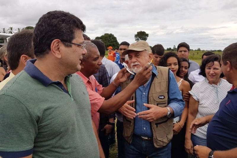 Assinatura de convênios, inaugurações e entregas de veículos integram a agenda de trabalho do governador Simão Jatene nesta sexta-feira (6), nos municípios de Rio Maria (foto) e Marabá, no sudeste paraense. A programação iniciou às 9h, no Parque de Exposições Valeu Boi, em Rio Maria, onde o governador atenderá demandas de nove municípios atingidos pelas enchentes.
FOTO: SECOM
DATA: 06.04.2018
RIO MARIA - PARÁ <div class='credito_fotos'>Foto: Secom | <a href='/midias/2018/originais/37c22bf2-6547-48f2-9584-74e46e5c1c6a.jpg' download><i class='fa-solid fa-download'></i> Download</a></div>