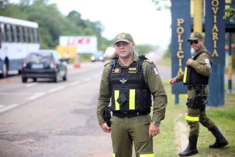 O segundo final de semana das férias escolares foi marcado pela tranquilidade no distrito de Mosqueiro. Uma das 86 localidades do Estado que recebe atenção especial durante a Operação Verão 2018. As ações começaram na sexta-feira (29) e vão até o dia 31 de julho, com a participação de mais de 8 mil agentes de segurança pública. Uma das novidades deste ano é o funcionamento dos Centros de Comando Integrado, com a participação de órgãos estaduais e municipais, sob a coordenação da Secretaria de Estado de Segurança Pública e Defesa Social ( Segup). O espaço é identificado com placas em quatro idiomas para auxiliar as pessoas em casos de furtos ou acidentes. Na foto, o capitão Samir Hejaij, supervisor da PRE.
FOTO: MARCELO LELIS / AG. PARÁ
DATA: 08.07.2018
MOSQUEIRO - PARÁ <div class='credito_fotos'>Foto: Marcelo Lelis / Ag. Pará | <a href='/midias/2018/originais/37c504d9-b8f0-43cd-b074-2face98a3464.jpg' download><i class='fa-solid fa-download'></i> Download</a></div>