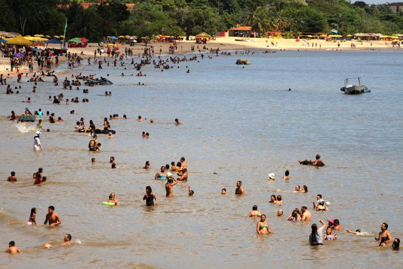 Com o início das férias escolares é hora de pegar a estrada para curtir as inúmeras opções de praias e balneários que o Pará dispõe. Neste sentido, prudência e cautela no trânsito são fundamentais para uma viagem com segurança. Entre os destinos mais procurados e próximos à capital paraense está o distrito de Mosqueiro (foto), distante 70 quilômetros do centro de Belém, com suas belíssimas praias de água doce que somam 17 quilômetros de extensão. A bucólica, como é carinhosamente conhecida, é uma das 86 localidades em todas as regiões do Estado, que receberão atenção especial durante a Operação Verão 2018, que contará com a participação de mais de 8 mil agentes de segurança pública. As ações tiveram início na sexta-feira (29) e seguem até o dia 31 de julho.
FOTO: CRISTINO MARTINS / AG. PARÁ
DATA: 01.07.2018
BELÉM - PARÁ <div class='credito_fotos'>Foto: Cristino Martins/Ag. Pará | <a href='/midias/2018/originais/37cadcb0-bf20-46f9-b2ae-9113e97e4ebf.jpg' download><i class='fa-solid fa-download'></i> Download</a></div>