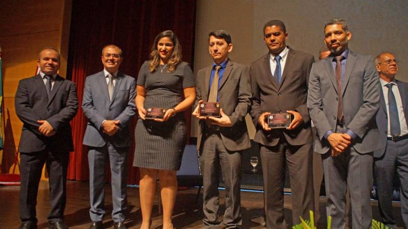 A Polícia Civil condecorou em solenidade (foto) no Teatro Maria Sylvia Nunes da Estação das Docas, em Belém, na noite desta quinta-feira (17), mais de 130 pessoas, entre policiais civis e militares, representantes das Forças Armadas, servidores do Estado e do Governo Federal, dirigentes de associações comunitárias e profissionais liberais. O evento contou com a presença do secretário de Segurança Pública e Defesa Social, Luiz Fernandes Rocha, representante do governador Simão Jatene, e foi presidida pelo delegado-geral Claudio Galeno. O chefe da Polícia Civil fez um retrospecto, dos avanços conquistados nos últimos anos, pela instituição policial. Entre eles, a renovação de um terço do quadro de policiais civis em todo Estado, com incremento de mais de mil novos policiais civis entre os anos de 2011 e 2018. "Foram 23 novos policiais em 2011; 386 em 2014 e em 2018 mais 623, totalizando 1.032 novos policiais civis", detalhou. Atualmente, a Polícia Civil conta com mais de 3,4 mil policiais civis nos 144 municípios paraenses. Graças ao protagonismo do governador Simão Jatene, a Polícia Civil realizou dois concursos públicos em menos de quatro anos, um feito histórico na instituição policial e inédito em todo Brasil. 

FOTO: ASCOM / POLÍCIA CIVIL
DATA: 18.05.2018
BELÉM - PARÁ <div class='credito_fotos'>Foto: Ascom / Polícia Civil   |   <a href='/midias/2018/originais/37cb9624-eb6b-4ea9-b3d6-76d1ee4a5a51.jpg' download><i class='fa-solid fa-download'></i> Download</a></div>