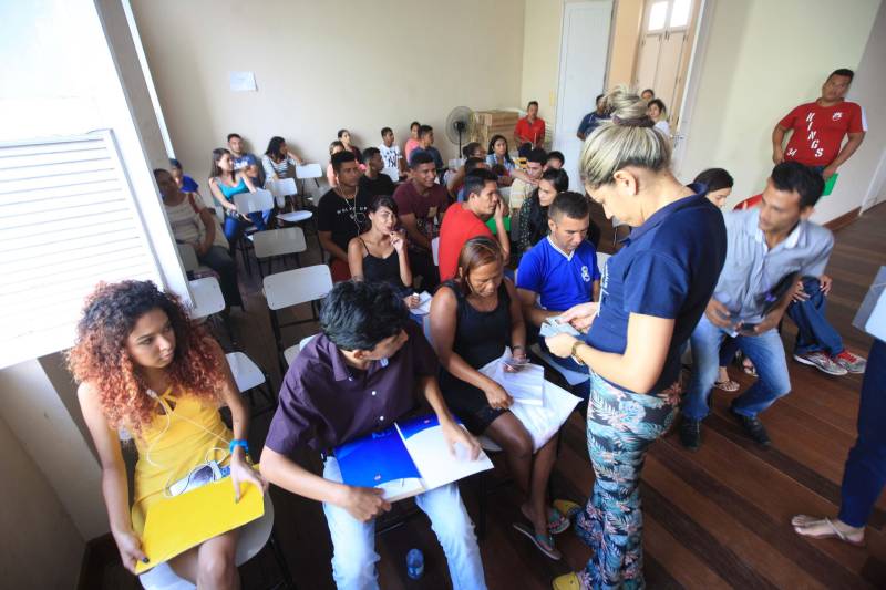 Com o mote “Defensoras e Defensores Públicos pelo direito à documentação pessoal: onde existem pessoas, nós enxergamos cidadãos", a Associação Nacional dos Defensores Públicos (Anadep) lançou, pela primeira vez, a Campanha Nacional na Região Norte. Este ano, a campanha tem por objetivo mostrar à sociedade que a Defensoria Pública pode ajudar o cidadão a obter e/ou retificar a documentação básica. O Mercado Francisco Bolonha, localizado no Complexo Mercado Ver-O-Peso, foi o local escolhido para sediar o evento, nesta sexta-feira (4). Na ocasião, houve um grande mutirão de atendimento ao público (foto), com orientação jurídica e esclarecimento de dúvidas para cerca de 800 cidadãos paraenses. A iniciativa teve o apoio da Defensoria Pública do Estado do Pará, da Associação dos Defensores Públicos do Pará (Adpep-PA) e do Colégio Nacional de Defensores Gerais (Condege).
FOTO: RODOLFO OLIVEIRA / AG. PARÁ
DATA: 04.05.2018
BELÉM - PARÁ <div class='credito_fotos'>Foto: Rodolfo Oliveira/Ag. Pará | <a href='/midias/2018/originais/37d09724-398d-431e-8253-95b525d74231.jpg' download><i class='fa-solid fa-download'></i> Download</a></div>