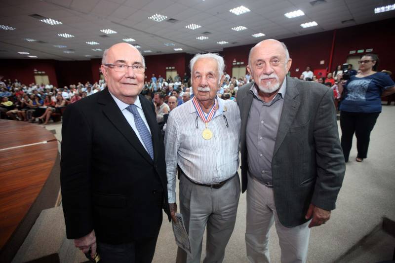 A pecuária é uma das principais cadeias produtivas do Pará, que se destaca no cenário nacional por possuir o quinto maior rebanho bovino, com mais de 20 milhões de cabeças. A importância do Estado na cadeia produtiva brasileira é destaque na InterCorte, evento que reúne iniciativas em prol do desenvolvimento do setor. A abertura, na noite desta segunda-feira, 21, no Carajás Centro de Convenções, em Marabá, sudeste paraense, contou com a presença do governador Simão Jatene, parlamentares e autoridades locais. O poder legislativo concedeu, ainda, a Medalha do Mérito Legislativo "Newton Miranda" (foto) para sete personalidades do setor produtivo agropecuário que tenham contribuído direta ou indiretamente para o engrandecimento do Estado.

FOTO: THIAGO GOMES / AG. PARÁ
DATA: 21.05.2018
MARABÁ - PARÁ <div class='credito_fotos'>Foto: Thiago Gomes /Ag. Pará   |   <a href='/midias/2018/originais/37dab3e5-9d36-4520-bf94-95a8427c9fce.jpg' download><i class='fa-solid fa-download'></i> Download</a></div>