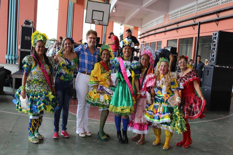 Cerca de 400 idosos, trajando as vestes típicas da época junina, participaram do 19º “Arraiá” (foto), que integra o Projeto Vida Ativa na Terceira Idade, nesta terça-feira (26), no Estádio Olímpico do Pará, o Mangueirão, em Belém. O momento mais esperado da festa foi o concurso de Miss Caipira 2018. Conceição Albuquerque, com o traje “Miss Copa do Mundo”, foi a vencedora desta edição. A festa junina contou com apresentação de quadrilhas de entidades de assistência à pessoa idosa e muitas brincadeiras da quadra junina, além da cantora Suanny Batidão. Com a roupa nas cores verde e amarela, Conceição Albuquerque, candidata do núcleo do projeto que funciona na Tuna Luso Brasileira, apostou na junção do tema junino com a mais importante competição de futebol – a Copa do Mundo, na Rússia. A ganhadora participou ao lado de cinco candidatas e conquistou os jurados, que avaliaram coreografia, simpatia e traje. Emocionada, a vencedora recebeu a faixa das mãos de Marlene da Silva, a miss de 2017.
FOTO: ADRIANA PINTO / ASCOM SEEL
DATA: 26.06.2018
BELÉM - PARÁ <div class='credito_fotos'>Foto: ADRIANA PINTO / ASCOM SEEL | <a href='/midias/2018/originais/37dfd111-bdbd-43bf-8898-ec0a2075dbe4.jpg' download><i class='fa-solid fa-download'></i> Download</a></div>