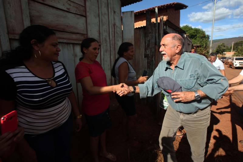 Também foram entregues nesta segunda (25) obras no distrito de Serra Pelada, em Curionópolis, sudeste do Estado. Uma das inaugurações foi a da Escola Estadual de Ensino Médio Joaquina Diamantina. A unidade de ensino teve investimento de R$ 220 mil em serviços nas redes elétrica e hidráulica, além de pintura, melhoria do forro e cobertura, assim como parte do piso, muro e calçada. Fundada em 1989, a escola foi praticamente reconstruída para atender com qualidade os 232 estudantes, nos turnos da tarde e à noite. São três salas de aula; bloco administrativo (sala da direção, sala dos professores e secretaria); uma copa cozinha, uma dispensa para armazenamento de alimentos da merenda escolar e banheiros masculino, feminino e de pessoa com deficiência (PCD). Em Curionópolis, o governador também entregou a pavimentação asfáltica de quatro quilômetros de vias urbanas, uma parceria com a Prefeitura de Curionópolis, dentro do Programa Asfalto na Cidade. Para esta obra, foram destinados R$ 1,7 milhão, que incluem serviços em terra, sub-base e base, pavimentação em CBUQ (Concreto Betuminoso Usinado a Quente) de três centímetros de espessura, meio-fio de concreto com lâmina d’água e sinalização horizontal. Curionópolis é um dos 99 municípios paraenses que assinaram com o governo o Termo de Asfalto, sendo que 33 já iniciaram as obras. Somados, os termos garantirão 529,6 km de pavimentação de vias urbanas – um investimento total de quase R$ 255 milhões do Tesouro Estadual.
FOTO: THIAGO GOMES / AG. PARÁ
DATA: 25.06.2018
CURIONÓPOLIS - PARÁ <div class='credito_fotos'>Foto: Thiago Gomes /Ag. Pará | <a href='/midias/2018/originais/37e07bc9-9111-4f01-a7d8-d3ac8903fce8.jpg' download><i class='fa-solid fa-download'></i> Download</a></div>