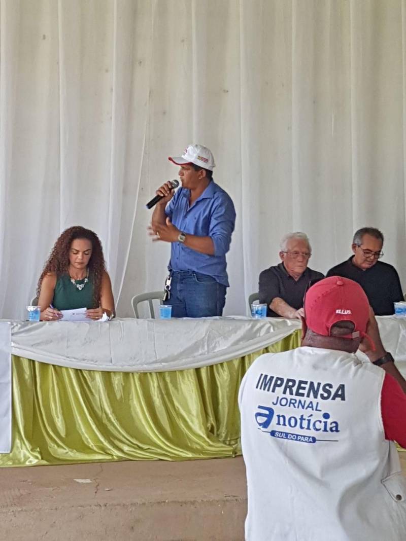 Cento e vinte e sete famílias do PEAS (Projeto Estadual de Assentamento Sustentável) Lourival Santana comemoram o título definitivo de terra recebido no início da tarde desta quinta-feira, 10, no município de Eldorado do Carajás, no sul do Pará. Com esta entrega o Governo do Estado, através do Instituto de Terras do Pará (Iterpa), beneficiou duas mil famílias, somente nos primeiros cinco meses de 2018. Na foto, o prefeito de Eldorado do Carajás, Célio Rodrigues.
FOTO: DANI FILQUEIRAS / ASCOM SEMSU
DATA: 10.05.2018
ELDORADO DOS CARAJÁS - PARÁ <div class='credito_fotos'>Foto: DANI FILGUEIRAS / ASCOM SEMSU | <a href='/midias/2018/originais/37e31587-0064-4efa-8424-669e7319df56.jpg' download><i class='fa-solid fa-download'></i> Download</a></div>