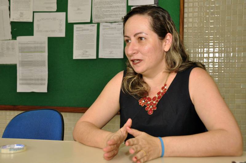Pouca gente sabe, mas a Divisão de Entomologia do Laboratório Central do Estado (Lacen-PA) é responsável pelas pesquisas de campo que são fundamentais para o combate às endemias no Pará. A finalidade é observar e pesquisar o comportamento dos principais insetos transmissores de doenças como doença de Chagas, dengue, malária e leishmaniose e, assim, decidir qual a melhor estratégia de combate a ser usada. Tendo como responsável a bióloga entomologista Paoola Vieira (foto), a Divisão trabalha, principalmente, integrada ao Departamento de Controle de Endemias da Secretaria de Estado de Saúde Pública (Sespa), setor que apresenta as demandas de ações de campo. "Trabalhamos com os vetores das principais endemias do estado: doenças de Chagas, leishmaniose, dengue e febre amarela. Então, o controle de todas as doenças transmitidas por vetores passa por aqui", informou Paoola.
FOTO: ASCOM / SESPA
DATA: 03.05.2018
<div class='credito_fotos'>Foto: ASCOM SESPA | <a href='/midias/2018/originais/37ff88df-e162-4da9-b9be-b36c62a0fdd6.jpg' download><i class='fa-solid fa-download'></i> Download</a></div>