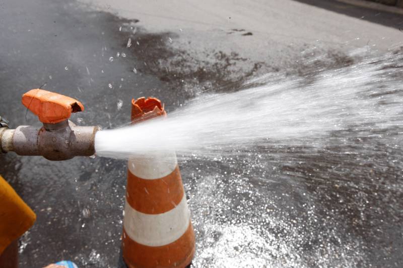 A geração de conhecimento sobre os sistemas aquíferos esteve entre os motivos da apresentação, na quarta-feira (13), em Belém, dos estudos hidrogeológicos para a gestão das águas subterrâneas da Região Metropolitana de Belém (RMB), em fase de finalização. O seminário promovido pela Agência Nacional das Águas (ANA) teve a participação da Secretaria de Meio Ambiente e Sustentabilidade (Semas) e outras instituições que trabalham com serviços geológicos em âmbitos federal, estadual e municipais. Estavam presentes representantes da Universidade Federal do Pará (UFPA), da Universidade Estadual do Pará (Uepa), da Companhia de Pesquisas de Recursos Minerais (CPRM), da Fundação Nacional da Saúde (Funasa), da Companhia de Saneamento do Pará (Cosanpa), dos municípios da RMB e estudantes interessados no assunto. Na foto, a diretora de Recursos Hídricos da Semas, a geóloga Luciene Chaves.

FOTO: RODOLFO OLIVEIRA / ARQUIVO AG. PARÁ
DATA: 14.06.2018
BELÉM - PARÁ <div class='credito_fotos'>Foto: Rodolfo Oliveira/Ag. Pará   |   <a href='/midias/2018/originais/380eae1a-8046-4745-880b-97e693dcf9de.jpg' download><i class='fa-solid fa-download'></i> Download</a></div>
