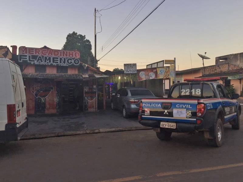 A Polícia Civil deflagrou, nesta quinta-feira (21), a operação Formigueiro, em Paragominas, nordeste paraense, para combater o tráfico de drogas e outros crimes relacionados ao comércio ilegal de entorpecentes no município. Seis pessoas foram presas em flagrante durante a ação policial. Drogas e arma de fogo foram apreendidas. Iniciada nas primeiras horas do dia, a operação contou com 22 mandados de busca e apreensão domiciliar que foram cumpridos pelas equipes policiais. As ordens judiciais foram decretadas após investigações realizadas pela Polícia Civil, em Paragominas, onde foram identificados 22 pontos de tráfico de drogas popularmente conhecidos como "bocas de fumo". No total, 72 policiais civis participaram da operação que contou com apoio operacional de policiais civis do GPE (Grupo de Pronto Emprego), unidade tática da Polícia Civil, e equipes vinculadas à Superintendência Regional de Abaetetuba, de Capanema e de Paragominas.
FOTO: ASCOM / POLÍCIA CIVIL
DATA: 21.06.2018
PARAGOMINAS - PARÁ <div class='credito_fotos'>Foto: Ascom / Polícia Civil | <a href='/midias/2018/originais/382aaabe-588b-40d4-9b71-afcf8439ea57.jpg' download><i class='fa-solid fa-download'></i> Download</a></div>