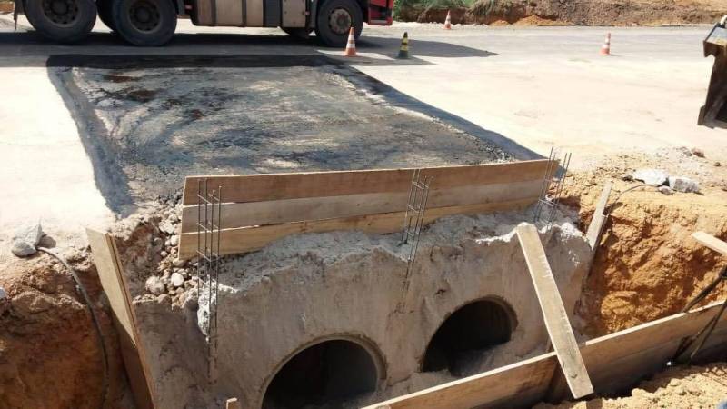 A Secretaria de Estado de Transportes (Setran) informa que os serviços de recuperação (foto) da Rodovia PA-256, no acesso ao município de Paragominas, estão em fase de conclusão. No início do mês, em decorrência das fortes chuvas na região, um trecho da rodovia foi afetado pela erosão. De acordo com informações do Chefe do 7º Núcleo, Wallace Gaspar, foi realizada a recomposição do terreno em declive (talude) e do acostamento da via. “Para evitar nova erosão do talude, foi construída uma caixa de concreto armado para vencer um desnível de 5 metros, que receberá a água da chuva. Isso vai evitar que a pista seja invadida por ela. Também foi construída uma linha dupla de bueiros com 1 metro de diâmetro, cada”, informou.

FOTO: ASCOM / SETRAN
DATA: 18.12.2018
PARAGONINAS - PARÁ <div class='credito_fotos'>Foto: ASCOM SETRAN   |   <a href='/midias/2018/originais/3834744f-73ea-4e6a-87ee-2961c818b2d7.jpg' download><i class='fa-solid fa-download'></i> Download</a></div>