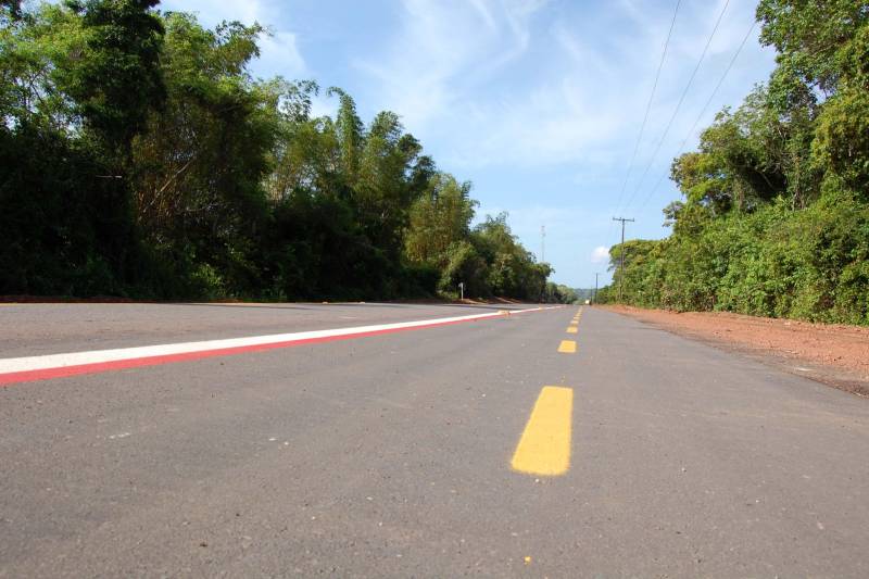 O acesso a um dos principais cartões postais do Pará e do Brasil, a vila balneária de Alter do Chão, localizada a aproximadamente 30 km de Santarém, na região Oeste do Pará, está de cara nova. O Governo do Estado, por meio da Secretaria Estadual de Transportes (Setran), investiu mais de R$ 16 milhões para tornar a PA-457 (Rodovia Everaldo Martins, na foto) mais segura e mais moderna. Agora, quem acessar o ponto turístico ou se deslocar para uma das 18 comunidades que ficam na região do Eixo Forte, encontrarão melhores condições de tráfego. A modernização iniciou pela Rodovia Fernando Guilhon (PA-453), que foi duplicada em 1,2 km, na saída do Rio Tapajós Shopping, com implantação de sinalização vertical e horizontal, além da construção de duas novas rotatórias: uma em frente ao Residencial Salvação, e outra, no entroncamento das duas PA's, ao direcionar o condutor, tendo como ponto de referência a Escola Tecnológica de Santarém.
FOTO: WILLIAM SANTOS / ASCOM CRGBA
DATA: 09.11.2018
SANTARÉM - PARÁ <div class='credito_fotos'>Foto: WILLIAM SANTOS / ASCOM CRGBA | <a href='/midias/2018/originais/383d398d-c965-43a3-8964-57e1c9235996.jpg' download><i class='fa-solid fa-download'></i> Download</a></div>
