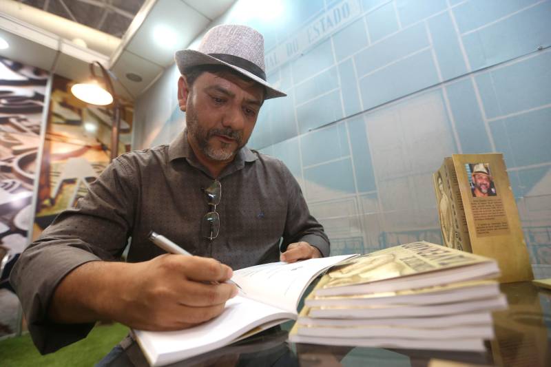 Os autores Maciste Costa, José Antônio Neto, Tiago Braga, Fernando Gurjão Sampaio, Sid Quaresma, Saulo Sisnando, Carlos Moraes, Anselmo Gomes, Francisco Canindé, Nathália Cruz, Laura Nogueira e Alfredo Garcia (foto) foram contemplados no Edital Prêmios Literários 2016 e participam da Feira do Livro deste ano.

FOTO: SIDNEY OLIVEIRA / ARQUIVO AG. PARÁ
DATA: 25.05.2018
BELÉM - PARÁ <div class='credito_fotos'>Foto: Sidney Oliveira/Ag. Pará   |   <a href='/midias/2018/originais/38418a57-773f-4dcc-897e-3645b6824d6f.jpg' download><i class='fa-solid fa-download'></i> Download</a></div>