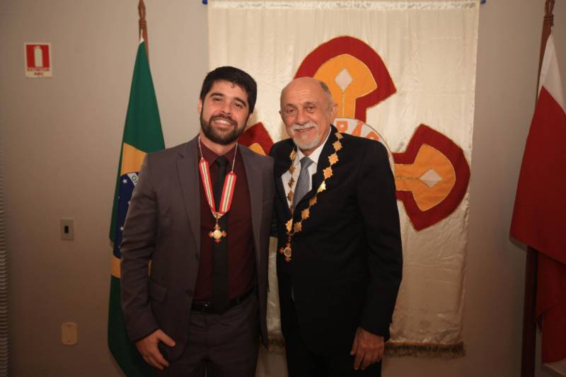 O Governo do Estado do Pará concedeu hoje 230 comendas do Mérito Grão-Pará (foto), a mais alta do Estado, a autoridades e servidores que se destacaram nos últimos oito anos de serviços prestados à população. “O ciclo que encerramos hoje não encerra nossa missão de servir ao público, porque uma vez servidores públicos, trabalhando em benefício da população, nunca mais deixamos de sê-lo, pois essa missão fica gravada em nossos corações”, disse o governador Simão Jatene aos agraciados. O governador entregou, pessoalmente, uma a uma as condecorações.  Das 230 medalhas, 14 foram no grau de Grande Oficial, 60 no grau de Comendador, 8 no grau de Oficial e 11 no grau de Cavaleiro aos servidores civis. Entre os militares, 4 receberam no grau de Comendador, 38 de Oficial e 109 no grau de Cavaleiro.

FOTO: CRISTINO MARTINS / AG. PARÁ
DATA: 31.12.2018
BELÉM - PARÁ <div class='credito_fotos'>Foto: Cristino Martins/Ag. Pará   |   <a href='/midias/2018/originais/38444e18-5b74-49e5-9485-eb01b6aa06b3.jpg' download><i class='fa-solid fa-download'></i> Download</a></div>