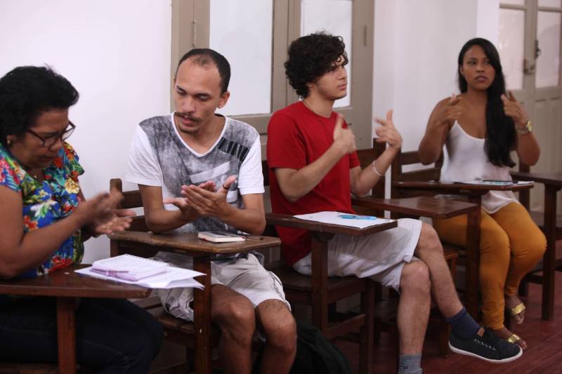 Para quem tem interesse em aprender a Língua Brasileira de Sinais, mas não deseja fazer um curso universitário, o Estado oferece outra opção. A Casa da Linguagem, localizada no bairro de Nazaré, oferta todos os meses cursos para quem quer se comunicar por meio de Libras.
FOTO: RODOLFO OLIVEIRA / AG. PARÁ
DATA: 02.04.2018
BELÉM - PARÁ <div class='credito_fotos'>Foto: Rodolfo Oliveira/Ag. Pará | <a href='/midias/2018/originais/385a39dc-e7ac-4cdb-8fd2-151f17aacc98.jpg' download><i class='fa-solid fa-download'></i> Download</a></div>