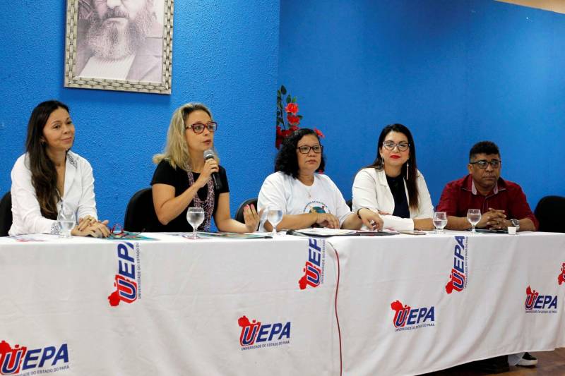 O projeto "Leitura que Liberta", que trabalha a remição de pena pela leitura nas unidades prisionais da Região Metropolitana de Belém completou três anos de execução. Na manhã desta sexta-feira (30), a Universidade Estadual do Pará (Uepa) realizou uma mesa redonda sobre políticas educacionais para privados de liberdade, como parte da "IV semana de História da Uepa". O projeto educacional com detentos foi o centro das discussões.

FOTO: AKIRA ONUMA / ASCOM SUSIPE
DATA: 30.11.2018
BELÉM - PARÁ
 <div class='credito_fotos'>Foto: Akira Onuma / Ascom Susipe   |   <a href='/midias/2018/originais/38637522-5941-4d2e-8795-2be7b6fe23b9.jpg' download><i class='fa-solid fa-download'></i> Download</a></div>