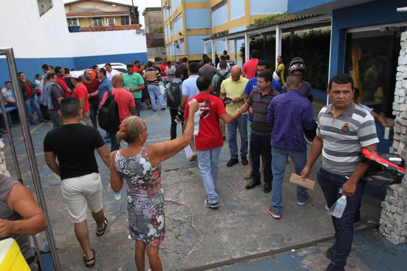 Um total de 9011 candidatos fizeram as provas para concorrer a 500 vagas para agente prisional da Superintendência do Sistema Penitenciário do Estado (Susipe), neste domingo, 18. No total, 11.835 candidatos estavam inscritos para o concurso, que é o primeiro da instituição para o cargo.
FOTO: CRISTINO MARTINS / AG. PARÁ
DATA: 18.03.2018
BELÉM - PARÁ <div class='credito_fotos'>Foto: Cristino Martins/Ag. Pará | <a href='/midias/2018/originais/38655b82-53c6-4041-b7f1-7b533d44d9f5.jpg' download><i class='fa-solid fa-download'></i> Download</a></div>