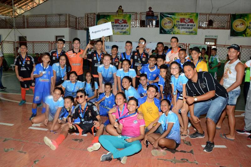 As escolas estaduais dos municípios de Vigia, Augusto Corrêa e Benevides venceram a primeira regional dos Jogos Estudantis Paraenses (Jeps), que chegou ao fim neste sábado, 5, em Vigia de Nazaré, no nordeste paraense, após cinco dias de competição. As vagas no Handebol Masculino e Feminino B (atletas de 15 a 17 anos) ficaram com as escolas de Vigia: Escola Técnica de Vigia (EETEPA) e Escola Estadual Bertoldo Nunes, respectivamente. Também no Handebol Feminino, categoria A (12 a 14 anos), a vitória foi da Escola Barão do Guajará, de Vigia. Os Jeps ocorrem há 60 anos por iniciativa do Governo do Estado por meio do Núcleo de Esporte e Lazer (NEL) da Secretaria de Estado de Educação (Seduc), com apoio das prefeituras municipais. Na foto, delegação do município de Augusto Corrêa.
FOTO: FERNANDO NOBRE / ASCOM SEDUC
DATA: 05.05.2018
VIGIA - PARÁ <div class='credito_fotos'>Foto: FERNANDO NOBRE/ASCOM SEDUC | <a href='/midias/2018/originais/3868a776-e7c6-4a38-a4bf-dc9c56f38234.jpg' download><i class='fa-solid fa-download'></i> Download</a></div>