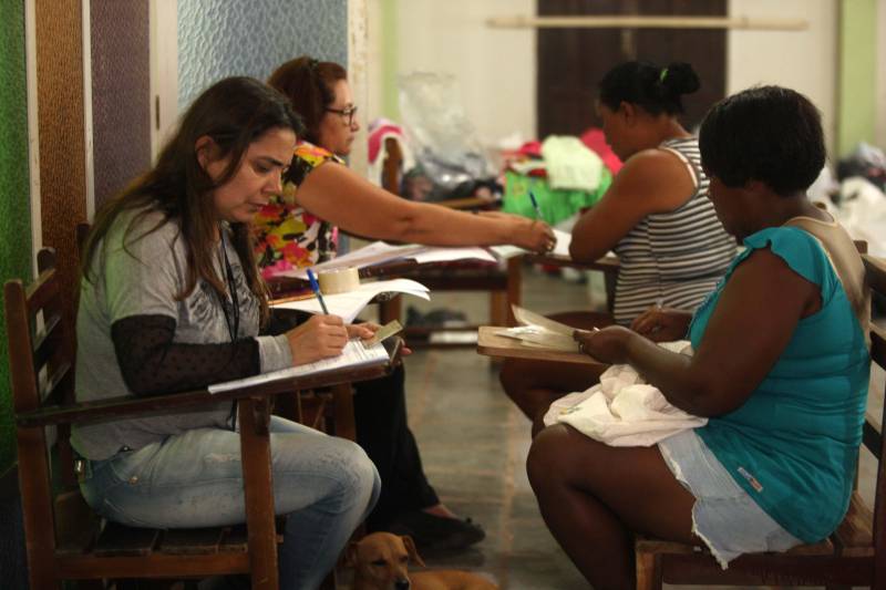 As famílias que ficaram desabrigadas em Paragominas, no sudeste paraense, após a forte enxurrada que atingiu o município na semana passada, começaram a receber nesta segunda-feira (16) o atendimento da Companhia de Habitação do Pará (Cohab). Técnicos do órgão chegaram à sede municipal e imediatamente iniciaram a visita a áreas afetadas e o cadastramento das famílias que tiveram suas casas atingidas.
FOTO: SIDNEY OLIVEIRA / AG. PARÁ
DATA: 16.04.2018
PARAGOMINAS - PARÁ <div class='credito_fotos'>Foto: Sidney Oliveira/Ag. Pará | <a href='/midias/2018/originais/386bae1b-f21e-4190-9ca7-5cc4a61af0ac.jpg' download><i class='fa-solid fa-download'></i> Download</a></div>