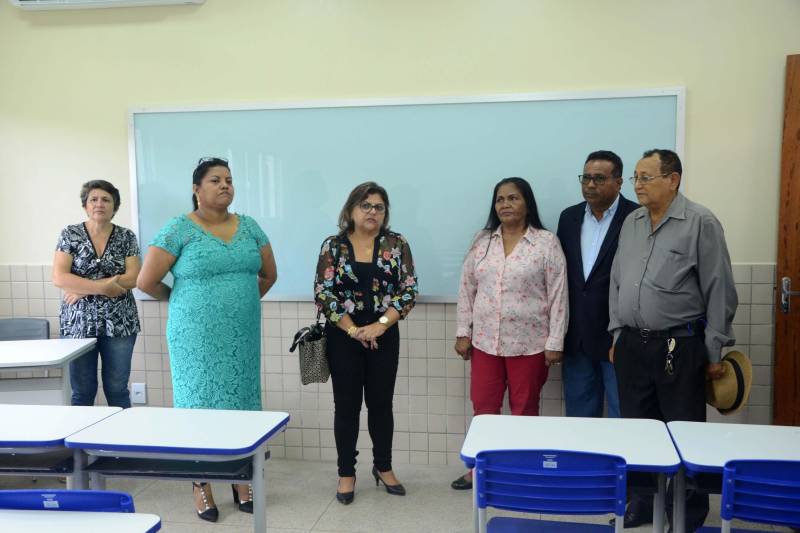 A Secretaria de Estado de Educação realizou na tarde desta terça-feira (04) visita para entrega de obra da Escola Estadual de Ensino Fundamental e Médio Dra. Ester Mouta, no município de Ponta de Pedras, na Ilha do Marajó. “A toda a comunidade e munícipe de Ponta de Pedras, a Escola Ester Mouta”, entregou a Secretaria de Estado de Educação, Ana Claudia Serruya Hage. “Nos inauguramos a escola com padrão de qualidade e agora cabe a todos os alunos, diretores e professores zelarem por esta escola que é um patrimônio púbico e que certamente várias gerações ainda passarão por ela. E que possamos manter ainda mais a cultura e a educação elevada em Ponta de Pedras", frisou Ana Claudia.
FOTO: FERNANDO NOBRE / ASCOM SEDUC
DATA: 04.12.2018
BELÉM - PARÁ <div class='credito_fotos'>Foto: FERNANDO NOBRE/ASCOM SEDUC | <a href='/midias/2018/originais/3871ea2e-e487-4eef-963d-44ebd73b0276.jpg' download><i class='fa-solid fa-download'></i> Download</a></div>