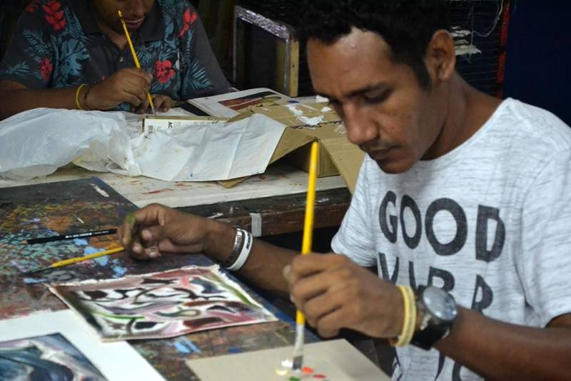 Experimentos com gravura, confecções de maquetes, gravura em arte sacra, youtuber, bateria, percussão são algumas das oficinas ofertadas pela Fundação Cultural do Pará para o mês de junho. São mais de 100 opções de cursos de arte e ofício realizados nas Oficinas Curro Velho e na Casa da Linguagem. Este será o último módulo de oficinas do primeiro semestre de 2018. As aulas iniciam no dia 28 de maio e encerram no dia 15 de junho, nos horários da manhã e tarde. Na parte de audiovisual serão ofertadas quatro oficinas, entre elas: Laboratório de ensaios fotográficos e fotocolagem, entre outras. A oficina de Laboratório de ensaios fotográficos será ministrada pela fotógrafa e professora da Secretaria de Estado de Educação (Seduc), Bárbara Freire. Para participar o aluno deve ter como pré-requisito conhecimento básico de fotografias.
FOTO: ASCOM / FCP
DATA: 15.05.2018
BELÉM - PARÁ <div class='credito_fotos'>Foto: ASCOM FCP | <a href='/midias/2018/originais/38755fdb-60bc-4eeb-9d9a-7e5be94420db.jpg' download><i class='fa-solid fa-download'></i> Download</a></div>