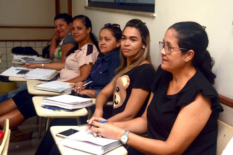 Profissionais da Educação da rede pública participaram (foto), nesta segunda-feira (25), do 4º Encontro de Formação de Formadores Locais das Secretarias Municipais e Estaduais de Educação. A ação que integra o Pacto Nacional pela Alfabetização na Idade Certa (PNAIC), segue até amanhã (26), na Universidade da Amazônia (Unama), em Belém. A formação promovida pelo Governo Federal, em parceria com a Secretaria de Estado de Educação (Seduc), por meio da Secretaria Adjunta de Ensino (Saen), atua na formação de educadores nos níveis da pré-escola, da educação infantil e das séries iniciais do ensino médio.
FOTO: ELISEU DIAS / ASCOM SEDUC
DATA: 25.06.2018
ANANINDEUA - PARÁ <div class='credito_fotos'>Foto: Eliseu Dias / Ascom Seduc | <a href='/midias/2018/originais/38823820-daab-4a66-851a-182de62f6e08.jpg' download><i class='fa-solid fa-download'></i> Download</a></div>