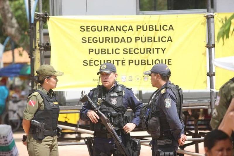 O segundo final de semana das férias escolares foi marcado pela tranquilidade no distrito de Mosqueiro. Uma das 86 localidades do Estado que recebe atenção especial durante a Operação Verão 2018. As ações começaram na sexta-feira (29) e vão até o dia 31 de julho, com a participação de mais de 8 mil agentes de segurança pública. Uma das novidades deste ano é o funcionamento dos Centros de Comando Integrado, com a participação de órgãos estaduais e municipais, sob a coordenação da Secretaria de Estado de Segurança Pública e Defesa Social ( Segup). O espaço é identificado com placas em quatro idiomas para auxiliar as pessoas em casos de furtos ou acidentes. Na foto, o major Francisco Ferreira (c), sub comandante do 25 Batalhão.
FOTO: MARCELO LELIS / AG. PARÁ
DATA: 08.07.2018
MOSQUEIRO - PARÁ <div class='credito_fotos'>Foto: Marcelo Lelis / Ag. Pará | <a href='/midias/2018/originais/38873f5d-fbd1-4498-bb29-8014b93094b2.jpg' download><i class='fa-solid fa-download'></i> Download</a></div>
