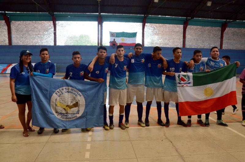 Com medalhas de ouro em handebol, futsal e basquetebol, e prata em voleibol, o município de Mãe do Rio, no nordeste paraense, encerrou sua participação na 2ª etapa Regional dos Jogos Estudantis Paraenses (JEPs) no sábado (12). A participação de Mãe do Rio na competição, que completa 60 anos em 2018, iniciou antes de sua elevação à condição de município, há 30 anos.
FOTO: ELISEU DIAS / ASCOM SEDUC
DATA: 12.05.2018
MÃE DO RIO - PARÁ <div class='credito_fotos'>Foto: Eliseu Dias / Ascom Seduc | <a href='/midias/2018/originais/388f4e76-6658-449f-968f-cb0523d4eb0b.jpg' download><i class='fa-solid fa-download'></i> Download</a></div>