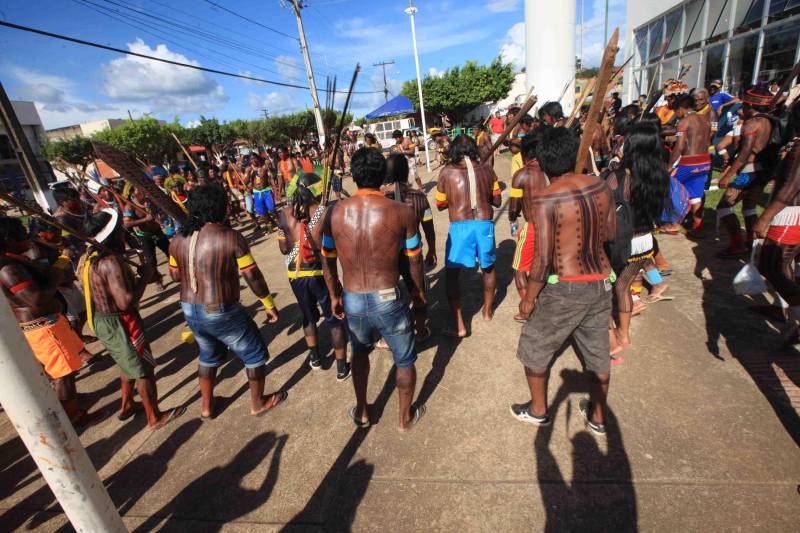 Uma caminhada pelas principais ruas de São Félix do Xingu foi o ponto alto da programação da Semana dos Povos Indígenas nesta quarta-feira (18). Os índios se concentraram em frente à Secretaria Municipal de Cultura, entoando cantos de guerra e dançando na luta por direitos. Uma das principais reivindicações é a retomada de territórios e a gestão ambiental dessas áreas. Durante a passeata, caciques se revezavam proferindo palavras de ordem, enquanto todos seguiam em cadência rumo à Praça do Triângulo, onde ocorre grande parte das atividades. A passeata foi também um protesto contra a exoneração de Franklimberg Ribeiro de Freitas da presidência da Fundação Nacional do Índio (Funai). Ele teria sido demitido pelo presidente Michel Temer a pedido de deputados da bancada ruralista, em Brasília.
FOTO: RODOLFO OLIVEIRA / AG. PARÁ
DATA: 18.04.2018
SÃO FÉLIX DO XINGU - PARÁ <div class='credito_fotos'>Foto: Rodolfo Oliveira/Ag. Pará | <a href='/midias/2018/originais/38a1daa6-f5d0-405b-98a4-2af4a843087f.jpg' download><i class='fa-solid fa-download'></i> Download</a></div>