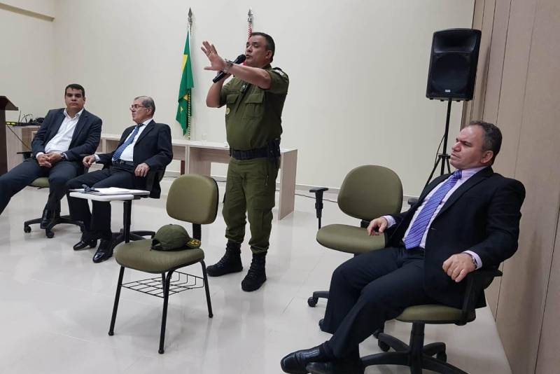 A criação de um patrulhamento rural, com a missão de oferecer mais segurança no campo, é uma das ações que serão postas em prática pelo governo do Estado no Sul e Sudeste do Pará, em atendimento a uma das demandas apresentadas por representantes dos sindicatos de produtores rurais e prefeitos da região, em reunião realizada na tarde de quarta-feira (28), no Carajás Centro de Convenções, em Marabá. O encontro resultou da intermediação do Centro Regional de Governo do Sudeste do Pará com a Secretaria de Estado de Segurança Pública e Defesa Social, em parceria com a Associação dos Municípios do Araguaia, Tocantins e Carajás (Amat). Os produtores puderam expor demandas para os secretários de Segurança Pública e Defesa Social, Luiz Fernandes, e Regional de Governo, Jorge Bittencourt. O comandante Regional de Policiamento em Marabá, coronel Mauro Sérgio, e o delegado-geral de Polícia Civil, Rilmar Firmino também participaram da reunião.
FOTO: KÉLIA SANTOS / ASCOM CRGSP
DATA: 29.03.2018
MARABÁ - PARÁ <div class='credito_fotos'>Foto: KÉLIA SANTOS / ASCOM CRGSP | <a href='/midias/2018/originais/38b087e2-1f3c-4179-96e8-7bc699ea8ea3.jpg' download><i class='fa-solid fa-download'></i> Download</a></div>