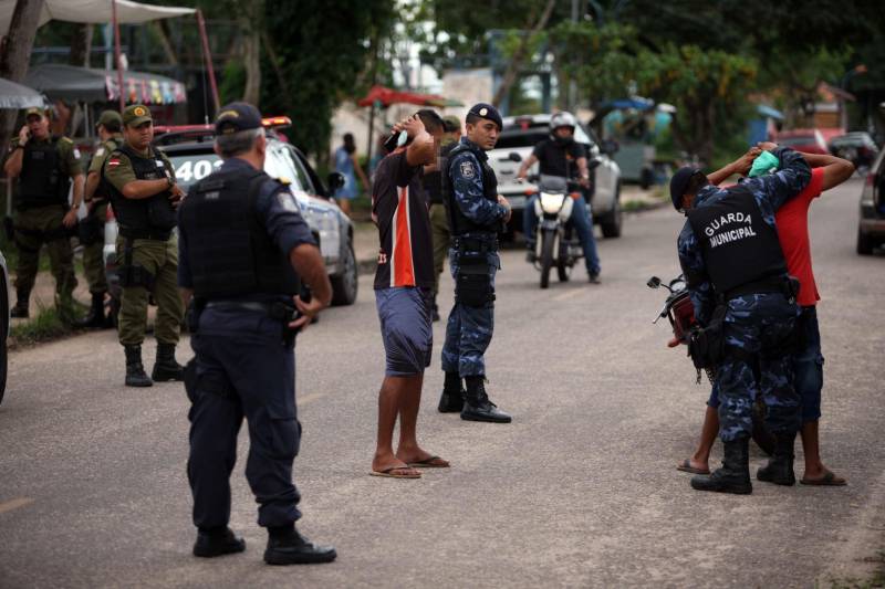 A Polícia Militar do Estado iniciou nesta segunda-feira, 30, a operação Sáfara 3, de combate à criminalidade na Grande Belém. Duas áreas de grande incidência criminal Guamá e Tapanã, foram priorizadas nesse primeiro dia de operação. A partir do bairro do Guamá, os policiais percorreram áreas dos bairros da Terra Firme e Jurunas. A partir do Tapanã, foram atendidas áreas da Pratinha, Bengui e Parque Verde. A escolha dos locais teve por base ocorrências criminais monitoradas pela inteligência da Polícia Militar. Só nos bairros do Bengui e Cabanagem, no mês de abril, foram contabilizados onze homicídios.
FOTO: THIAGO GOMES / AG. PARÁ
DATA: 30.04.2018
BELÉM - PARÁ <div class='credito_fotos'>Foto: Thiago Gomes /Ag. Pará | <a href='/midias/2018/originais/38b947a7-ceb7-49ea-b224-b6699c4f9b63.jpg' download><i class='fa-solid fa-download'></i> Download</a></div>