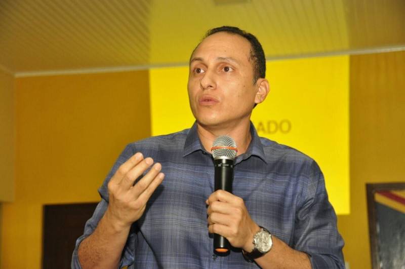 A Secretaria de Estado de Saúde Pública (Sespa) realizou, nesta quinta (12) e sexta-feira (13), na Câmara Municipal de Salinópolis, a I Reunião Avaliativa dos Hospitais Regionais sob Gestão do Estado, tendo como tema principal a contratualização de hospitais no âmbito do Sistema Único de Saúde (SUS) em consonância com a Política Nacional de Atenção Hospitalar (PNHOS). Na foto, Moysés Mascarenhas, assessor da Diretoria de Desenvolvimento de Redes Assistenciais (DDRA),
FOTO: JOSÉ PANTOJA / ASCOM SESPA
DATA: 13.04.2018
SALINÓPOLIS - PARÁ <div class='credito_fotos'>Foto: José Pantoja / Ascom Sespa | <a href='/midias/2018/originais/38bc43a2-3c93-4dd4-bbd6-309c524769f9.jpg' download><i class='fa-solid fa-download'></i> Download</a></div>