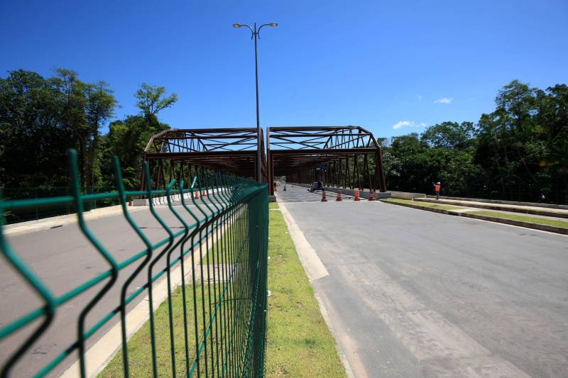 Com a chegada do verão, as obras de prolongamento da Avenida João Paulo II (foto) entram em ritmo acelerado. A partir do final desta semana, o número de operários envolvidos na obra, que hoje chega a 350, vai passar a ser de 600, o que garantirá maior celeridade na conclusão das obras, previstas para até o final de julho. “Faltam menos de 10% para que a gente conclua toda a obra. São detalhes de pavimentação nas vias de acesso, calçada, gradil, iluminação, o que a gente chama de acabamento. E nesse acabamento, incluímos também as passarelas, que são montadas fora e, a partir daí, são levadas para o canteiro de obra e colocadas em seus devidos lugares. As passarelas são importantes para segurança dos pedestres que vão precisar atravessar a João Paulo. Da mesma forma, a sinalização horizontal e vertical são fundamentais para circulação dos pedestres, motoristas, motociclistas e ciclistas por toda a avenida. A expectativa é que possamos entregar o mais breve possível o prolongamento da Avenida João Paulo II à população, de forma a garantir melhoria da qualidade de vida, saúde, lazer, mobilidade e mais segurança para quem mora nessa área”, informa o diretor geral do Núcleo de Gerenciamento de Transportes Metropolitano (NGTM), César Meira.

FOTO: MÁCIO FERREIRA / AG. PARÁ
DATA: 12.06.2018
BELÉM - PARÁ <div class='credito_fotos'>Foto: MÁCIO FERREIRA/ AG. PARÁ   |   <a href='/midias/2018/originais/38bee953-1b6c-4f5f-abb4-222c0b523f2a.jpg' download><i class='fa-solid fa-download'></i> Download</a></div>