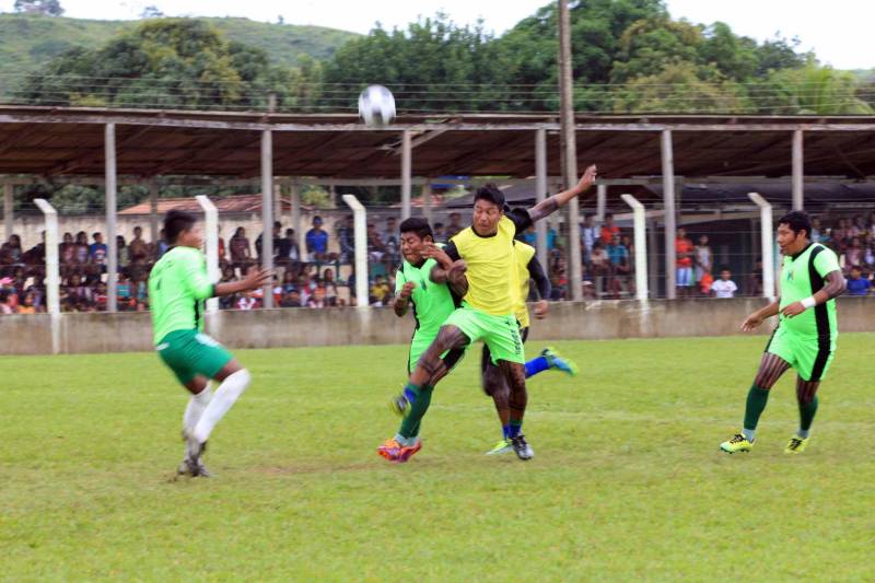 O que na aldeia é uma ferramenta de caça, na Semana dos Povos Indígenas vira uma das modalidades esportivas mais aguardadas. A competição de arco e flecha levou ao Estádio Municipal Turcão, no centro de São Félix do Xingu, município do sudeste do Pará, um dos símbolos da cultura dessas comunidades. Entre índios jovens, que saem na floresta à procura de comida, aos velhos caciques, que chefiam as aldeias, 15 participaram da competição, exibindo precisão e habilidade. Para eles, mais importante do que competir é poder estar a lado dos irmãos, que vêm de diversas partes do País para o evento. Um deles é Paulinho Juruna, 33 anos, que saiu do Estado do Mato Grosso e viajou por quase dois dias para participar da semana em São Félix. “Nosso povo veio com muita alegria ao Pará. A gente nunca tinha estado aqui. Temos gratidão com a Prefeitura de São Félix pelo convite. Agora, posso mostrar minha habilidade com o arco e flecha aos parentes Kayapó da região. E, quem sabe, aprender com eles”, disse Paulinho Juruna, acrescentando que “usamos a flecha basicamente para caçar. Mais para a pesca. É como se fosse o anzol de vocês”. Na foto, os atletas do futebol masculino.
FOTO: RODOLFO OLIVEIRA / AG. PARÁ
DATA: 17.04.2018
SÃO FÉLIX DO XINGU - PARÁ <div class='credito_fotos'>Foto: Rodolfo Oliveira/Ag. Pará | <a href='/midias/2018/originais/38cb6745-c2ea-4dff-87a5-3645dbfdf2cd.jpg' download><i class='fa-solid fa-download'></i> Download</a></div>