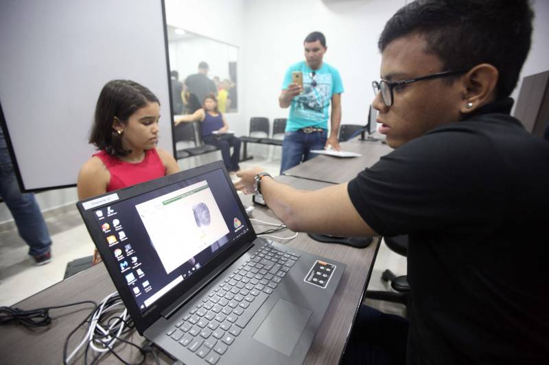 “Fiz questão de trazer minha filha para seu primeiro exercício de cidadania que é ter uma carteira de identidade, ainda mais em um local como este, que permite resolvermos várias pendências com mais conforto e praticidade”, comemorou o senhor Genival de Oliveira, 40 anos, pai da pequena Gabrielle, 8 anos. A família de seu Genival é uma das milhares que serão beneficiadas no município de Parauapebas, no sudeste paraense, com orientações e serviços de diversos órgãos estaduais em um único local: a Estação Cidadania. O espaço, localizado no Shopping Karajás, foi entregue oficialmente à população na manhã deste sábado (19). A cerimônia contou com a presença de secretários de Estado, parlamentares, entre outras autoridades locais. Esta é a segunda Estação Cidadania da região. A primeira é a de Marabá.
FOTO: THIAGO GOMES / AG. PARÁ
DATA: 19.05.2018
PARAUAPEBAS - PARÁ <div class='credito_fotos'>Foto: Thiago Gomes /Ag. Pará | <a href='/midias/2018/originais/38cdcfa3-3a11-41b3-be29-641ba04217ce.jpg' download><i class='fa-solid fa-download'></i> Download</a></div>