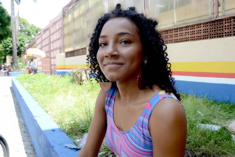 Estudantes de todo o Pará realizaram, neste domingo (11), a segunda prova do Exame Nacional do Ensino Médio. Durante cinco horas, eles resolveram 90 questões de Matemática e Ciências da Natureza (com Física, Química e Biologia). Esta foi a primeira vez que a estudante Valéria Santos, 17 anos (foto), estudante do 3º ano da Escola Dilma de Sousa Cattete, no bairro do Satélite, participou da prova.
FOTO: FERNANDO NOBRE / ASCOM SEDUC
DATA: 11.11.2018
BELÉM - PARÁ <div class='credito_fotos'>Foto: FERNANDO NOBRE/ASCOM SEDUC | <a href='/midias/2018/originais/38d0c48d-55b7-458b-a9e0-d3853902d932.jpg' download><i class='fa-solid fa-download'></i> Download</a></div>