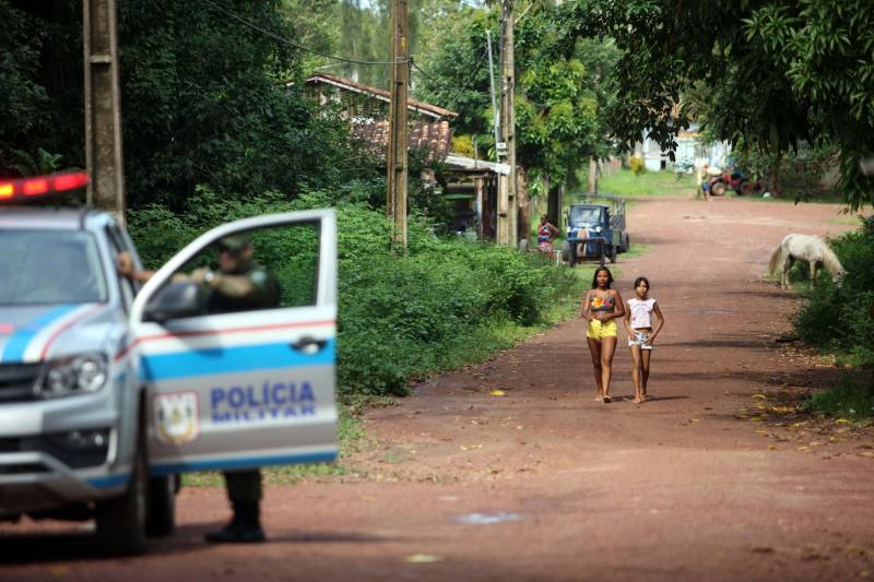 Os rios próximos a Belém são, muitas vezes, porta de entrada para o tráfico de drogas, comercialização de produtos ilegais, entre outros crimes, que influenciam diretamente a violência na Região Metropolitana de Belém (RMB). Para intensificar e otimizar as ações repressivas nas regiões das ilhas pertencentes a capital, a Secretaria de Estado de Segurança Pública e Defesa Social (Segup) realizou a Operação Yara na ilha de Cotijuba, neste sábado, 26.

FOTO: THIAGO GOMES / AG. PARÁ
DATA: 26.05.2018
COTIJUBA - PARÁ <div class='credito_fotos'>Foto: Thiago Gomes /Ag. Pará   |   <a href='/midias/2018/originais/38d1f0c0-b6c1-4cce-a714-8ebe11ab929d.jpg' download><i class='fa-solid fa-download'></i> Download</a></div>